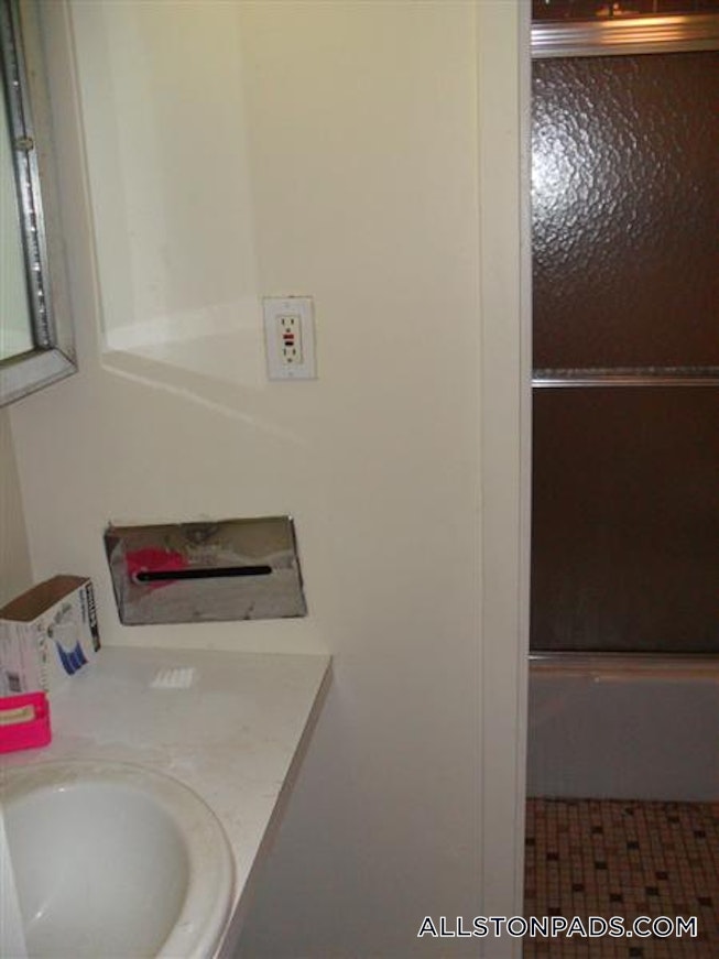 Boston - $2,100 /mo