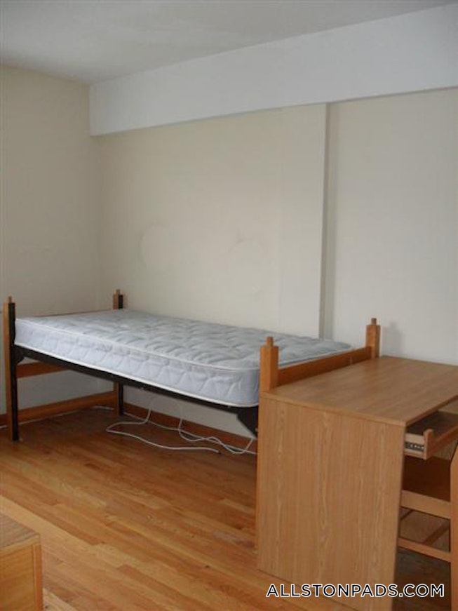 Boston - $2,100 /mo