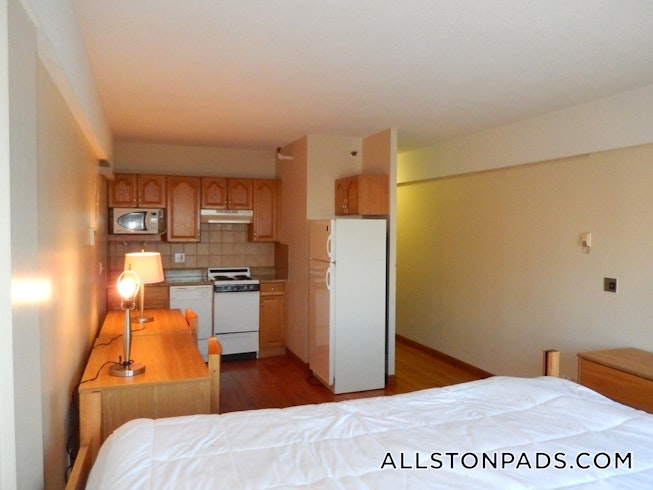 Boston - $2,100 /mo