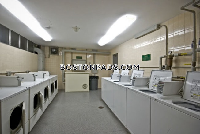 Boston - $2,100 /mo