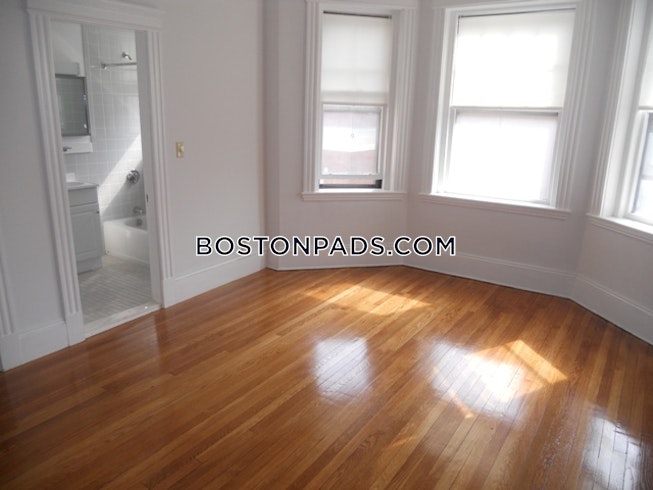 Boston - $2,300 /mo