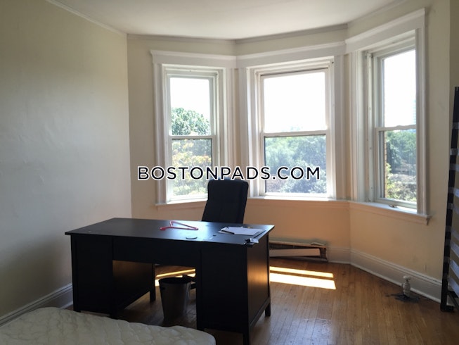 Boston - $2,945 /mo