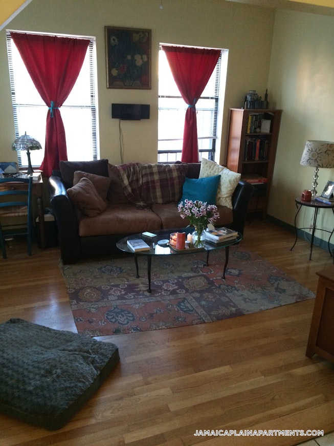 Boston - $2,400 /mo