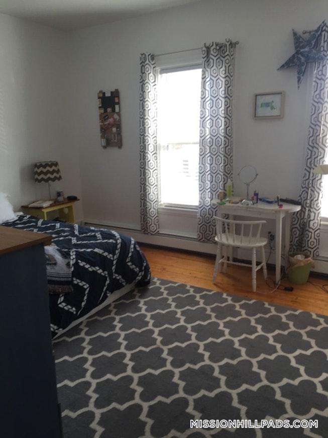 Boston - $5,900 /mo