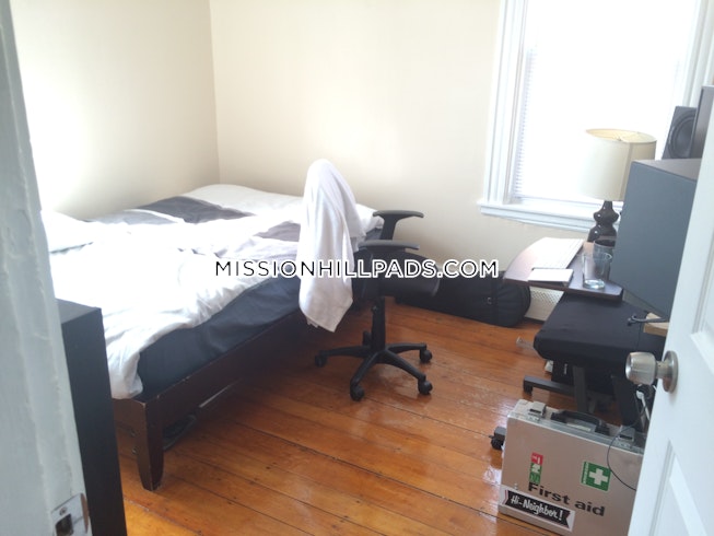 Boston - $2,100 /mo