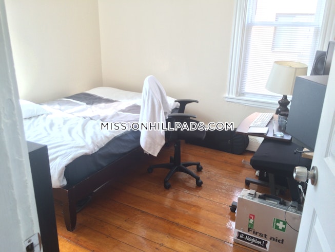 Boston - $2,100 /mo