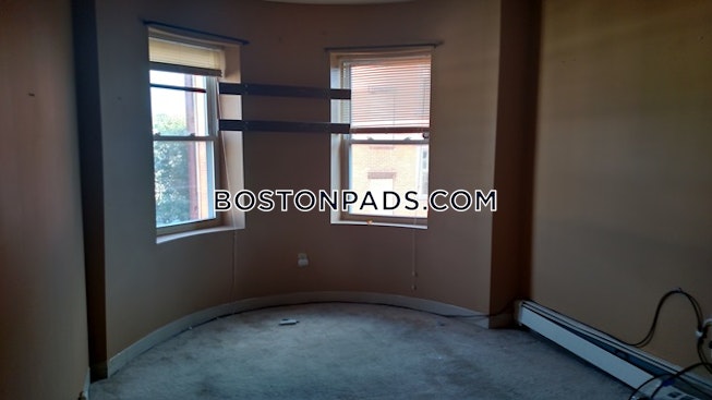 Boston - $3,600 /mo