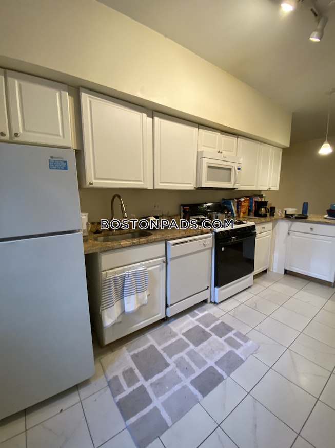 Boston - $2,900 /mo