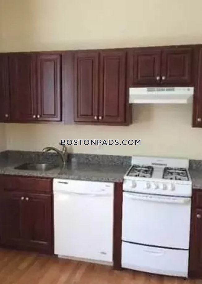 Boston - $4,900 /mo