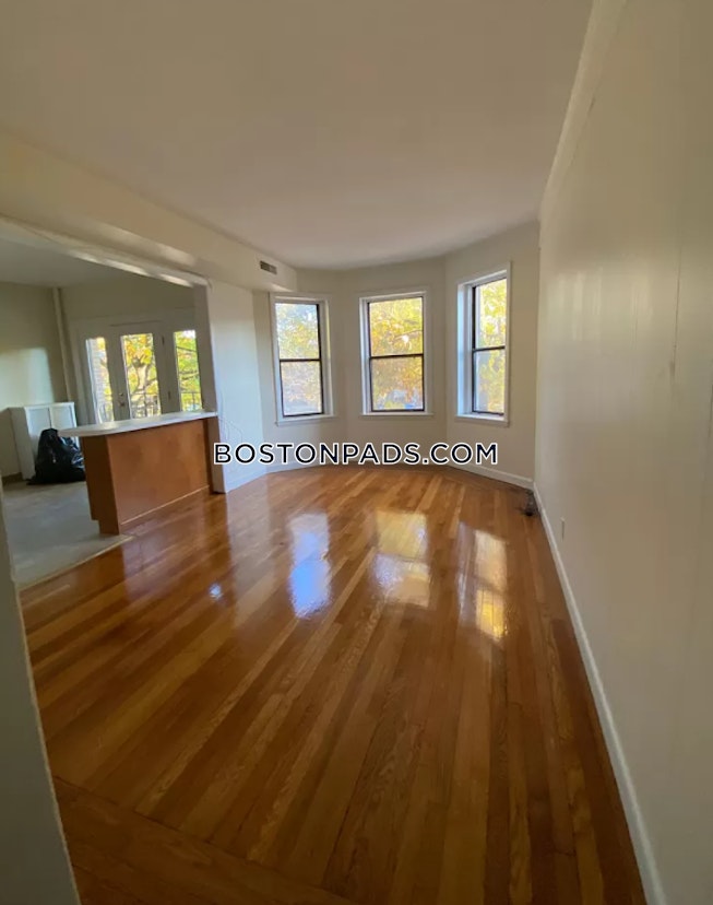 Boston - $2,975 /mo