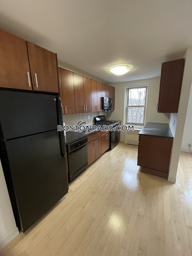 Boston - $3,373 /mo