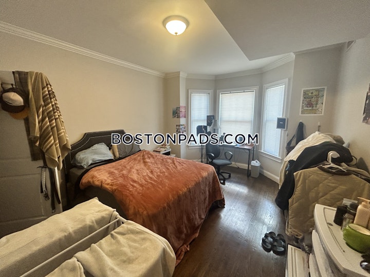 east-boston-deal-alert-spacious-3-bed-1-bath-apartment-in-chelsea-st-boston-3595-599737 