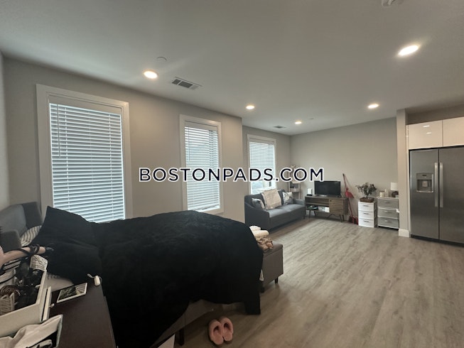 Boston - $2,425 /mo