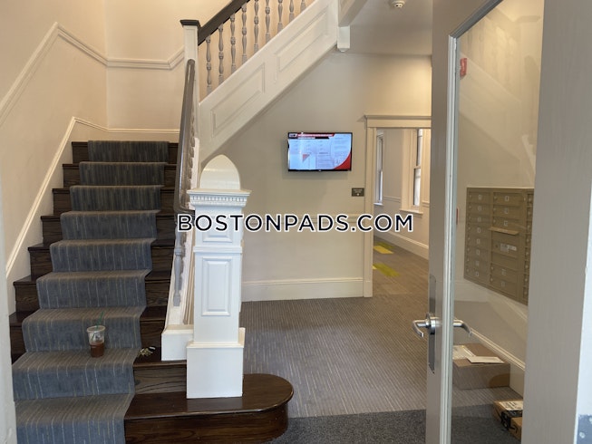 Boston - $2,900 /mo