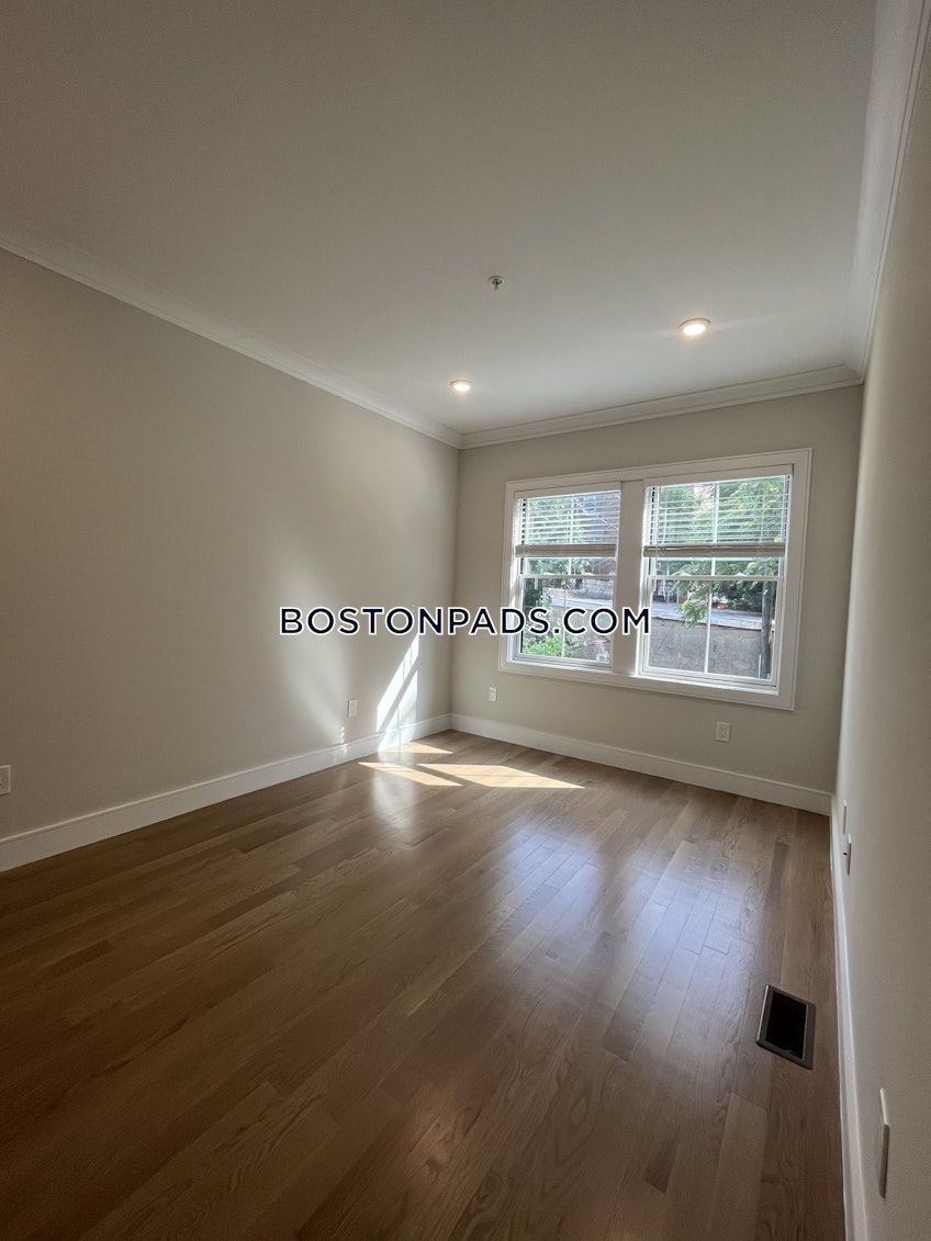 Boston - $7,475 /month