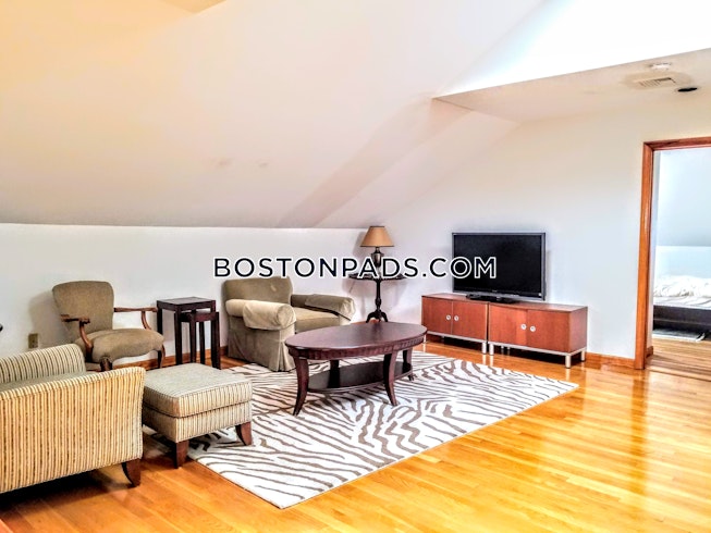 Boston - $2,700 /mo