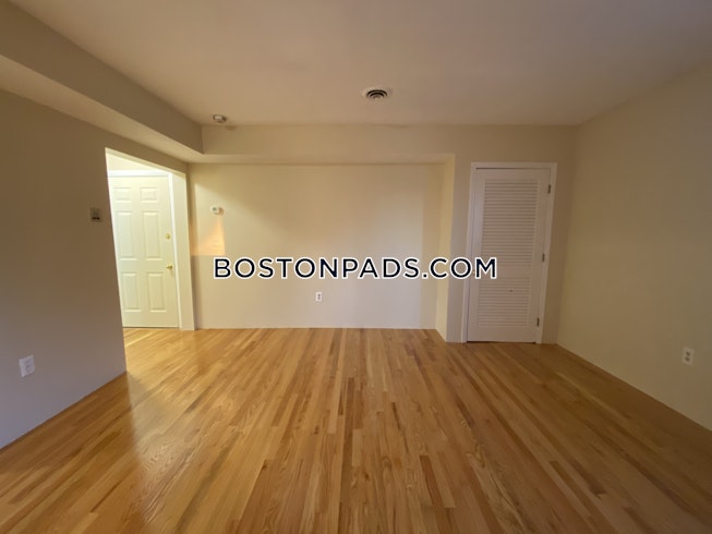 Boston - $2,950 /mo