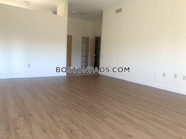 Boston - $2,400 /mo