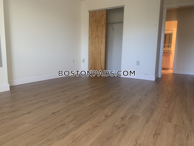 Boston - $2,400 /mo