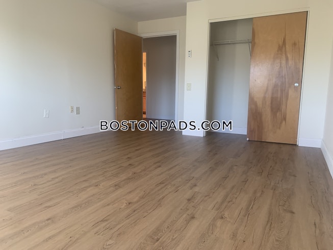 Boston - $2,400 /mo