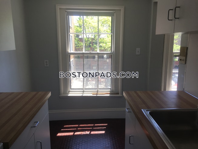 Boston - $2,400 /mo