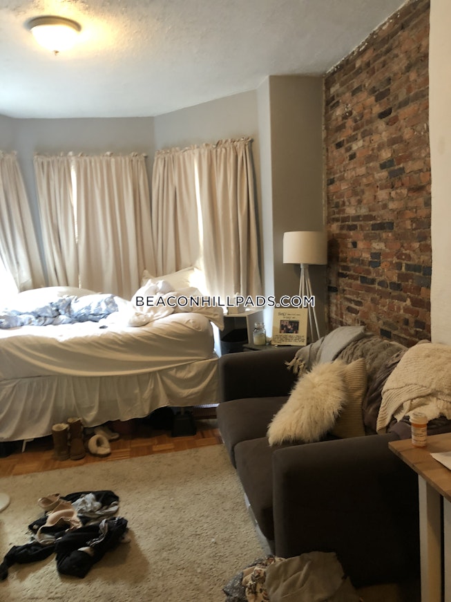 Boston - $2,400 /mo