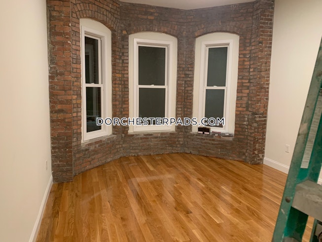 Boston - $2,600 /mo