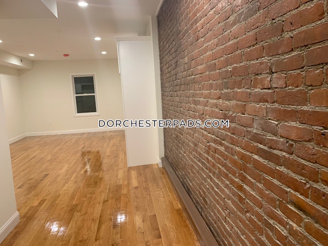 Boston - $2,600 /mo