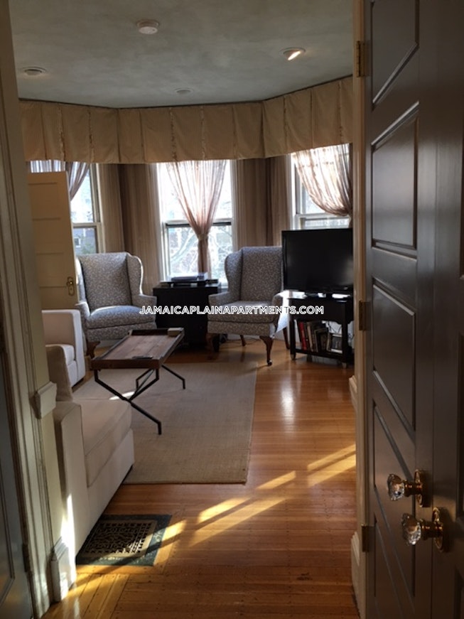 Boston - $3,200 /mo