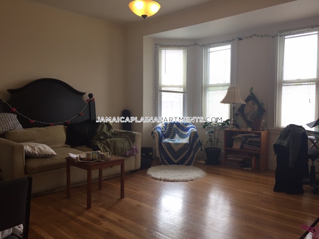 Boston - $2,900 /mo