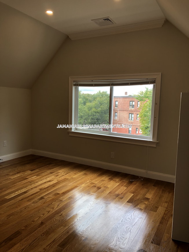 Boston - $2,900 /mo