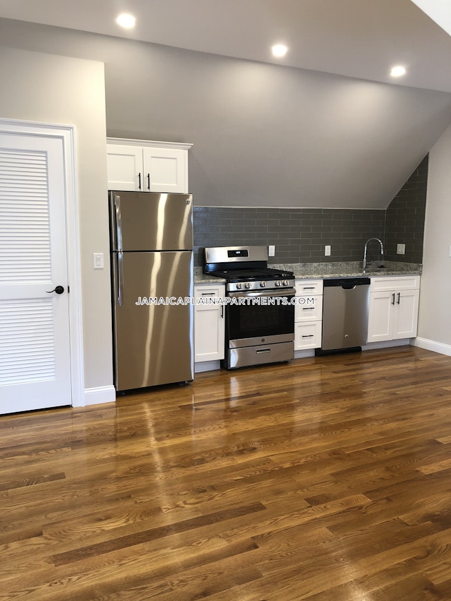 Boston - $2,900 /mo