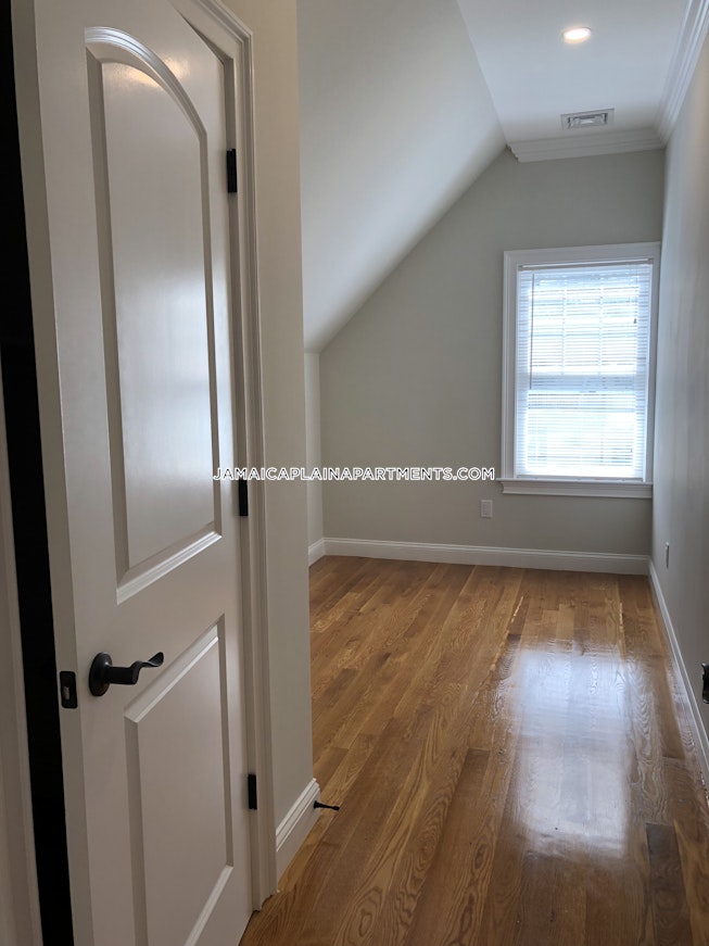 Boston - $2,900 /mo