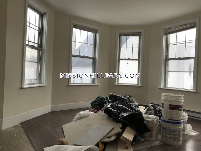 Boston - $5,700 /mo