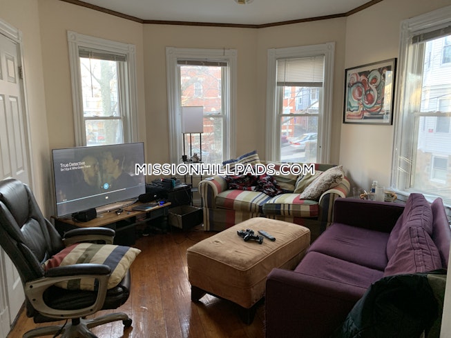 Boston - $2,100 /mo