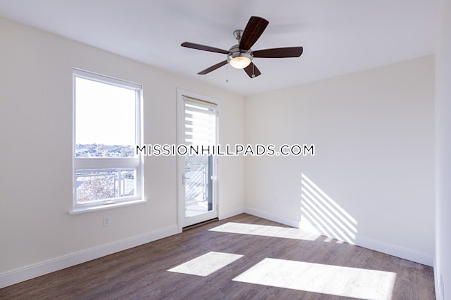 Boston - $2,900 /mo