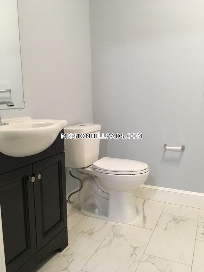 Boston - $2,600 /mo