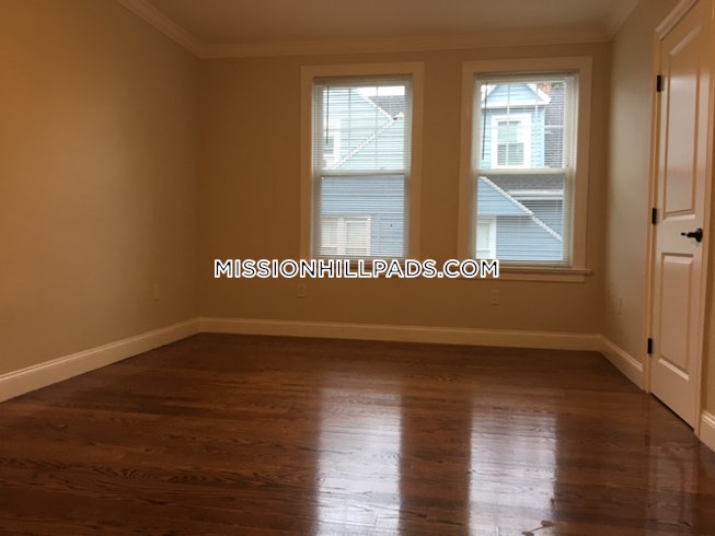 Boston - $2,300 /mo