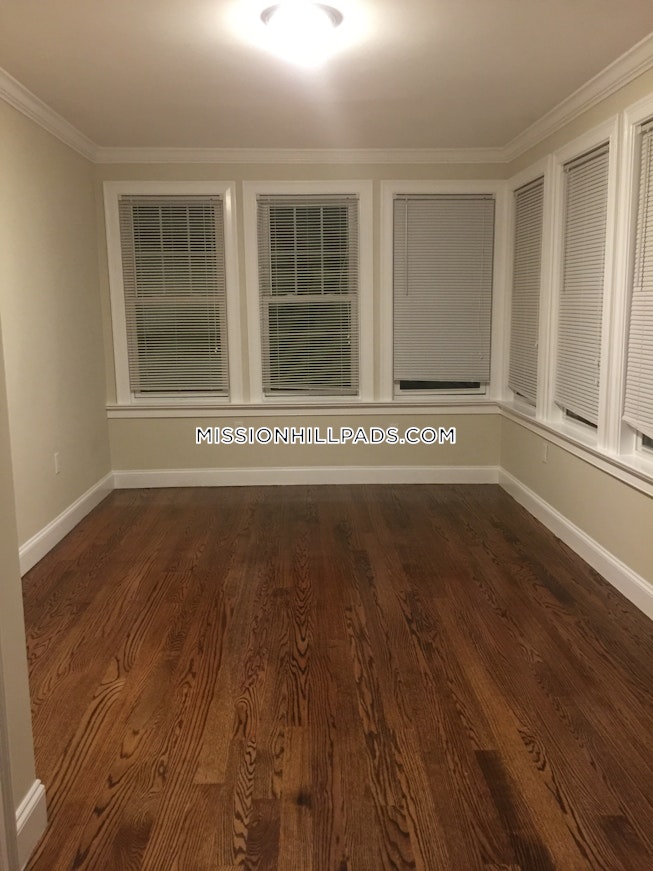 Boston - $2,300 /mo