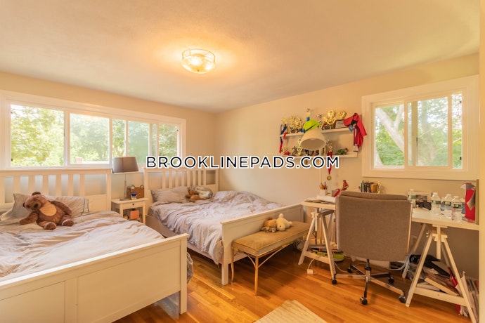Brookline - 5 Beds, 3 Baths