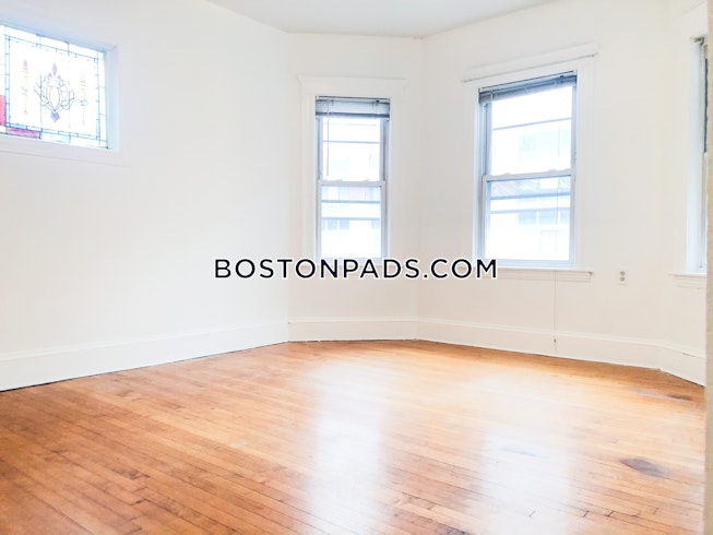 Boston - $3,600 /mo