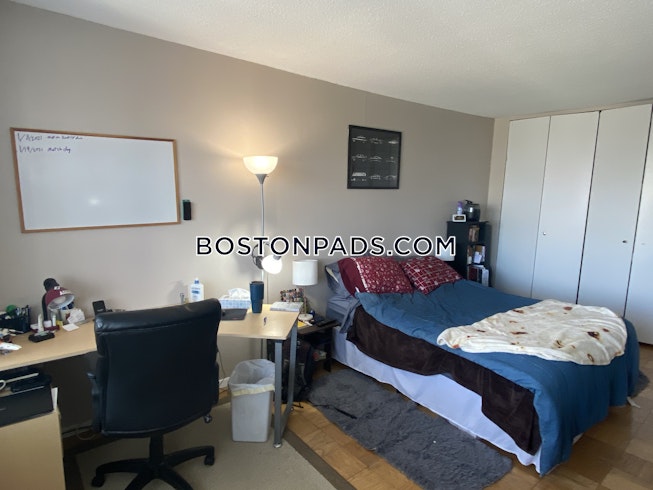 Boston - $4,900 /mo