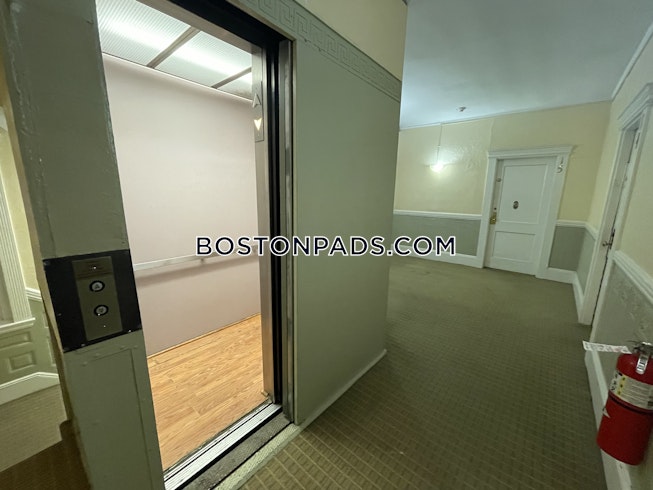 Boston - $2,400 /mo