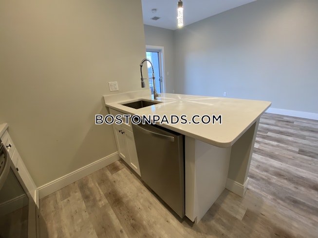 Boston - $2,700 /mo