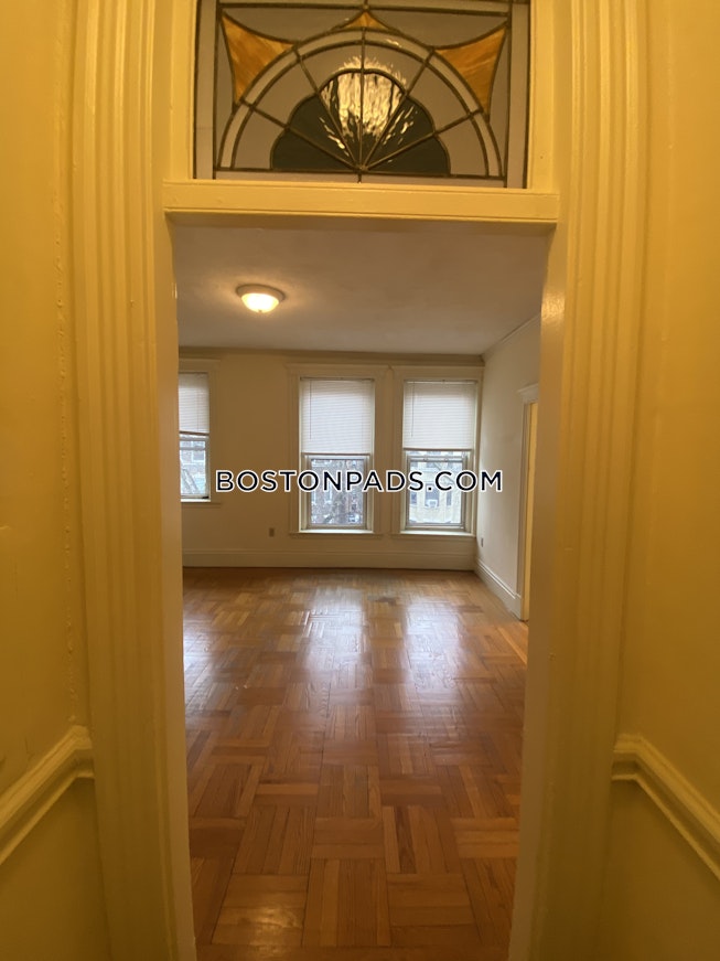 Boston - $2,450 /mo