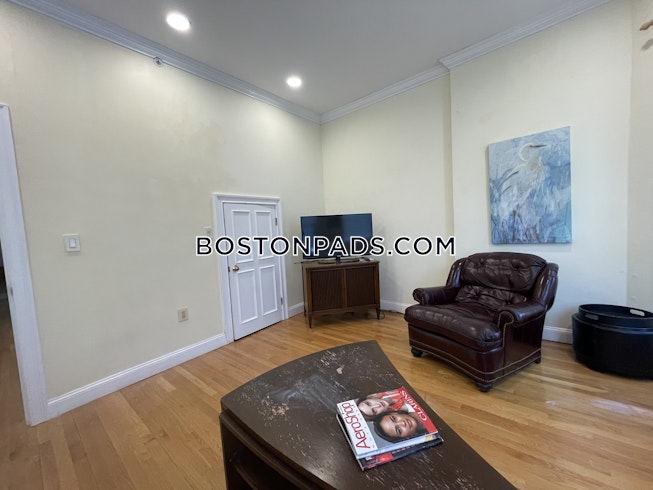 Boston - $4,800 /mo