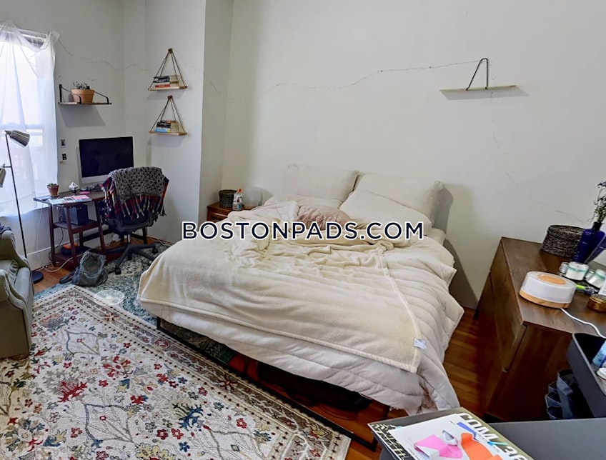 Boston - $4,900 /month