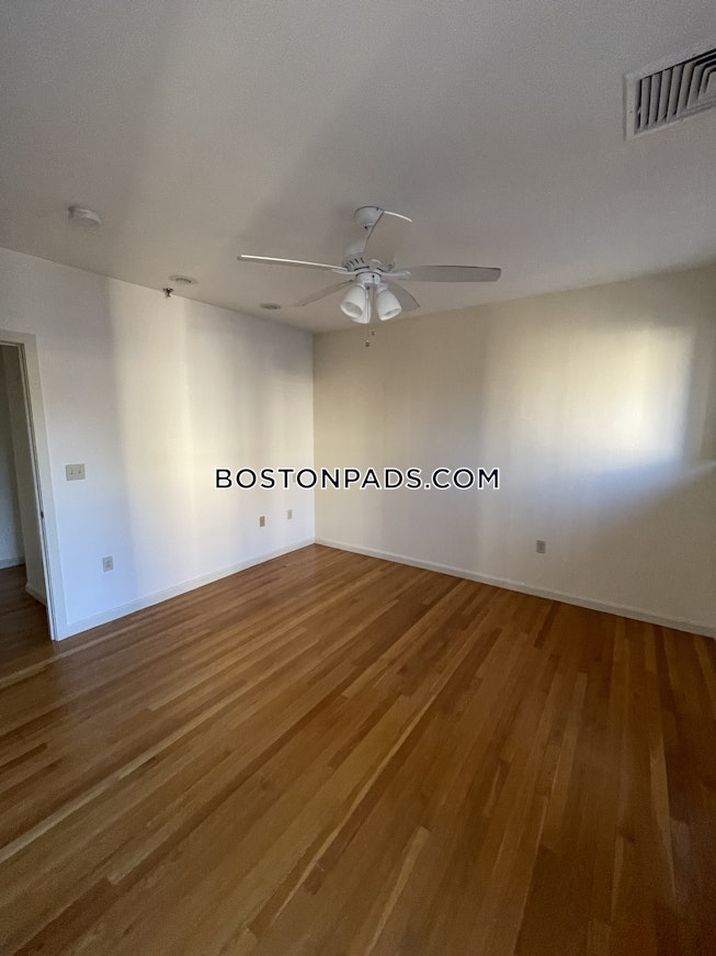 Newton - $3,200 /mo