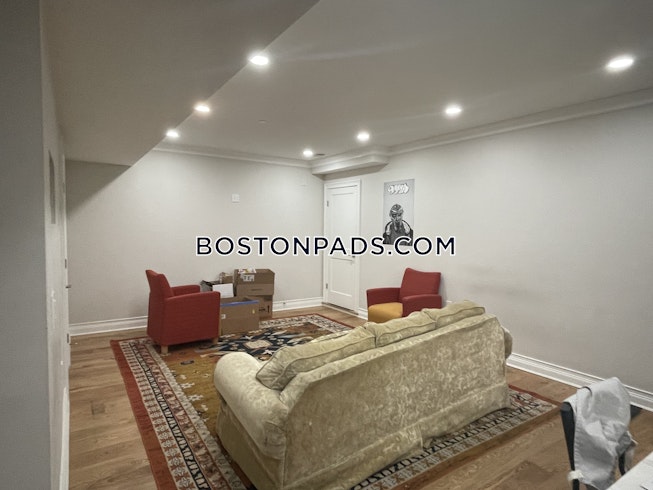 Boston - $4,950 /mo