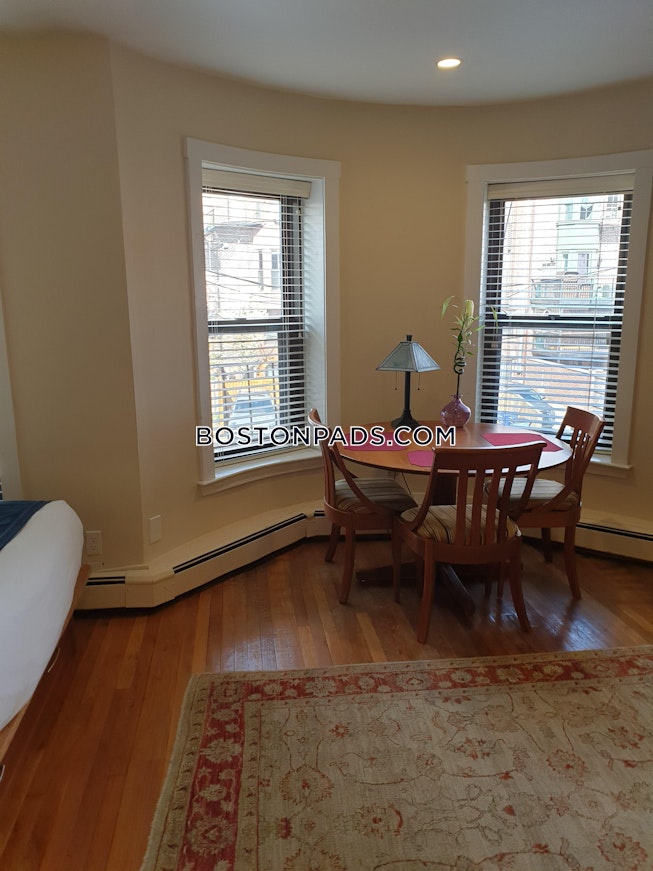 Boston - $2,600 /mo